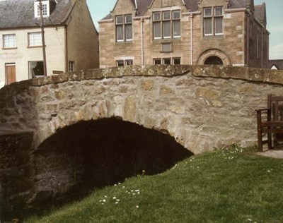 Auld brig, south side, and Carnegie Library