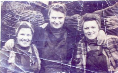 Three herring girls in Yarmouth