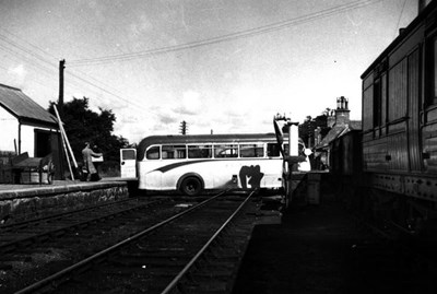 Precarious bus loading operation at Lairg Station