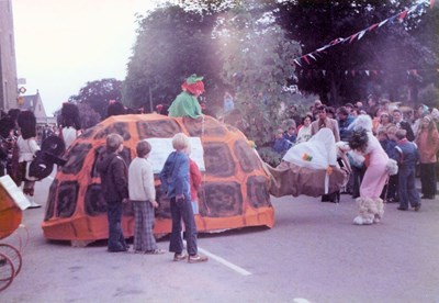 'Tortoise'  centre stage in the Square,  Dornoch Festival week