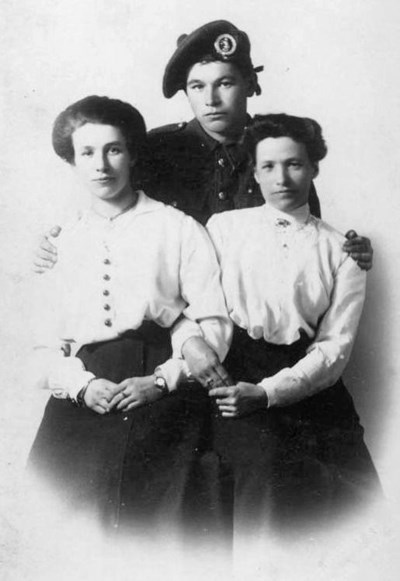 Annie Mackay, John Mackay and Nellie Mackay