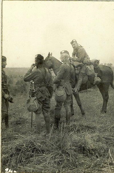 A consultation before Le Cateau farm