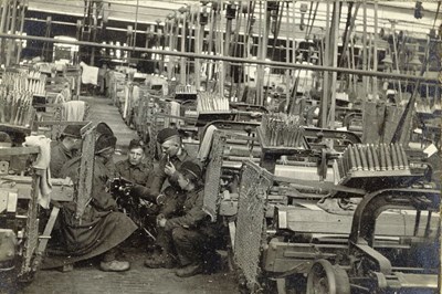 Instruction on machine gun in deserted spinning mill