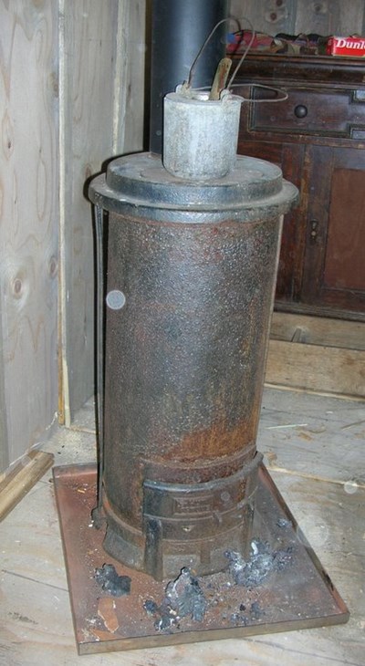 Workshop stove with glue pot