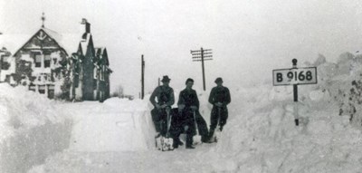 Men digging out deep snow B 9168 near War Memorial 1955